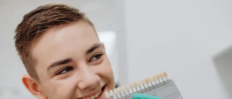 Conferência da cor do dente com escala de tonalidades